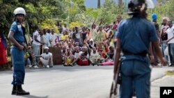 Demonstrators trying to march to the town center confront police, before they were dispersed with tear gas, in the Ngagara district of Bujumbura, Burundi, May 13, 2015.