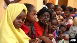 Anak-anak yang diselamatkan oleh tentara Nigeria dari kelompok Islam Boko Haram terlihat di kamp pengungsi di Yola, 5 Mei 2015. (Foto: AFP)