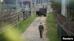 Arhiva - Južnokorejski vojnik koača duž vojne bodljikave žice, u blizini demilitarizovane zone koja razdvaja dve koreje, u Pađu, Južna Koreja, 28. septembra 2021.
