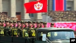 과거 북한 열병식에 등장했던 '핵배낭'. 당시 한국 군은 북한이 소형 핵무기인 '핵배낭'을 제작할 능력은 없는 것으로 판단한다고 밝혔다.