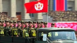 지난 2013년 7월 27일 평양 김일성광장에서 열린 열병식에서 방사능 표시가 붙은 배낭을 맨 군인들이 행진했다.