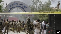 Pripadnici snaga bezbednosti ispred napadnutog hotela Spožmai, nedaleko od Kabula