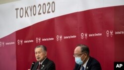 Yoshiro Mori, Ketua Panitia Penyelenggara Olimpiade Tokyo 2020, berpidato pada pembukaan Rapat Dewan Eksekutif Olimpiade Tokyo2020, Selasa, 22 Desember 2020 di Tokyo, Jepang, didampingi Presiden Kehormatan Fujio Mitarai (kanan). (Carl Court / Pool Photo via AP)