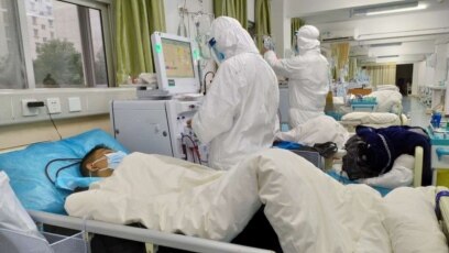 Nhân viên y tế chăm sóc bệnh nhân ở Vũ Hán.