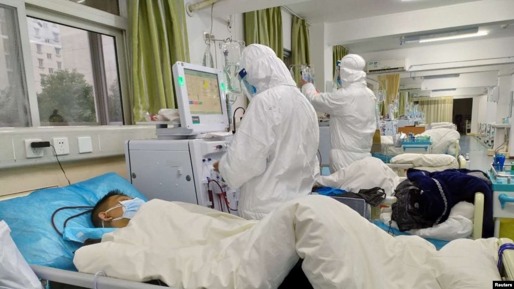 Nhân viên y tế chăm sóc bệnh nhân ở Vũ Hán.