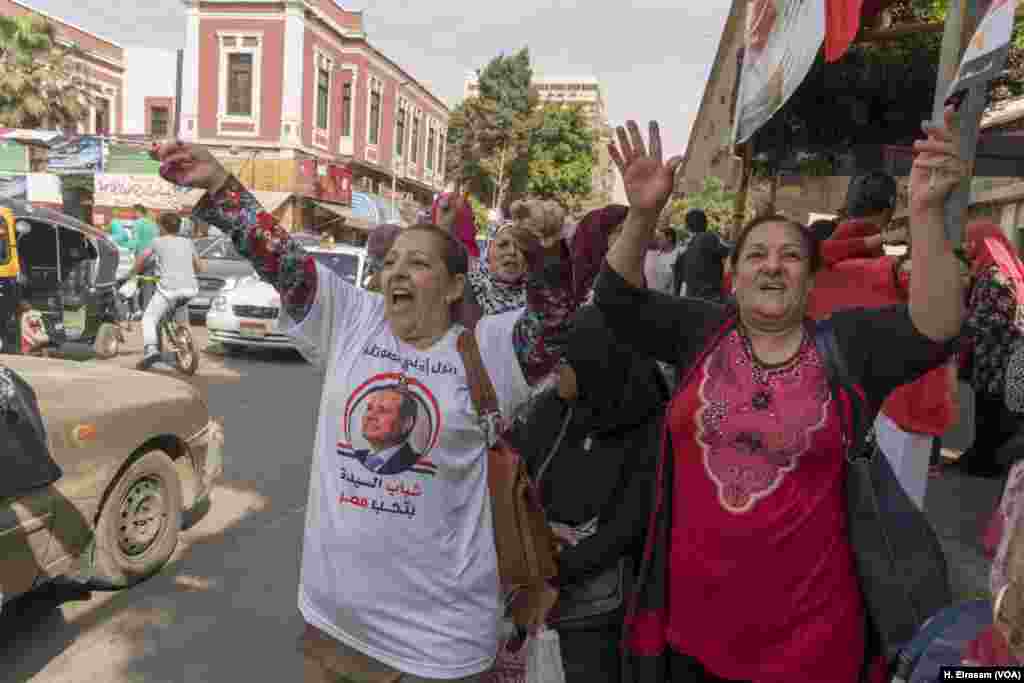 Supporters of President Abdel Fattah al-Sissi try to drum up support in a last-minute bid to draw voters to the polls, March 27, 2018. 