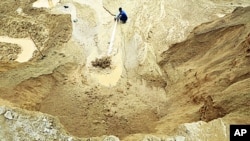 中国江西一个稀土金属矿上有人浇水(2010年12月）