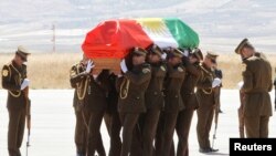 Peti berselimut bendera Kurdi yang membawa jenazah mantan presiden Irak, Jalal Talabani, tiba di Bandara Sulaimaniya, Irak, 6 Oktober 2017.