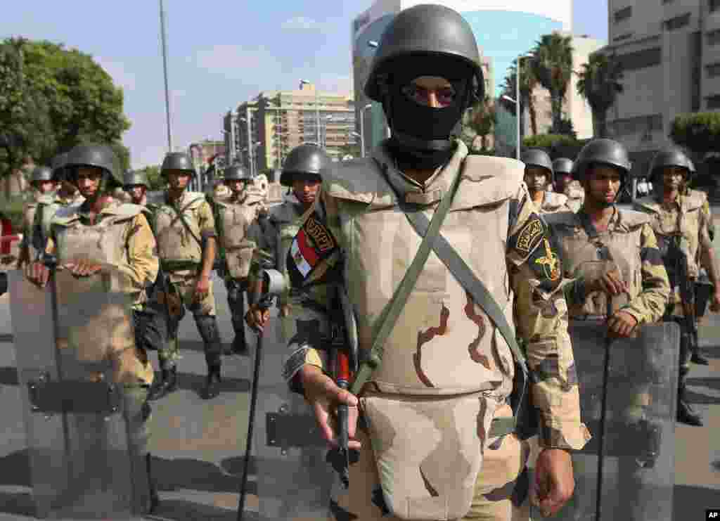 Egyptian army special forces soldiers stand guard near the Republican Guard headquarters, in Cairo. Thousands of protesters are holding rallies across Egypt to demand the reinstatement of ousted President Mohammed Morsi.