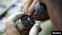 A watchmaker sets the time of a watch at a shop in Caracas, Venezuela, April 15, 2016. 