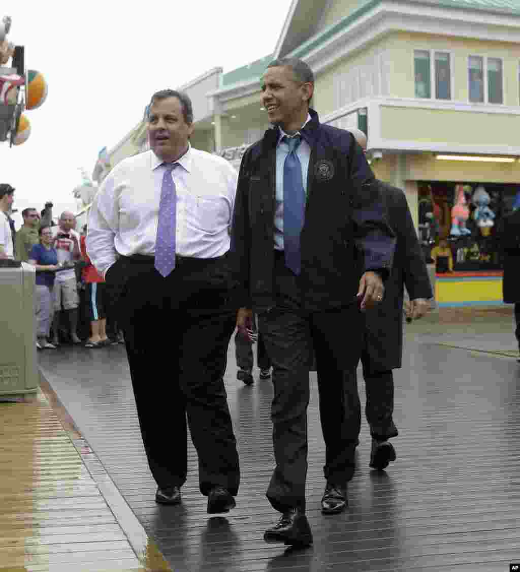 바락 오바마 미국 대통령(오른쪽)과 크리스 크리스티 뉴저지 주지사가 28일 지난해 허리케인 피해 복구 지역인 포인트플레즌트 거리를 걷고 있다.