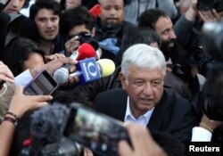 Andrés Manuel López Obrador, favorito en la elección presidencial de México, llega a votar en Ciudad de México. Julio 1 de 2018.