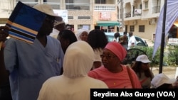 Pr. Mamadou Diop (en bleu) et Dr Fatma Guénoune (en rose) à Dakar, Sénégal, le 6 octobre 2018. (VOA/ Seydina Aba Gueye)