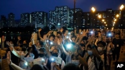 资料照片：香港抗议学生伸出五指敦促港府回应五大诉求。（2019年9月19日）