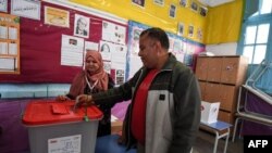 Un policier tunisien en civil vote aux élections municipales, à Tunis, le 29 avril 2018.