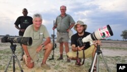 Une équipe de photographes se positionne dans le parc national de Hwange, Zimbabwe, 9 novembre 2014.