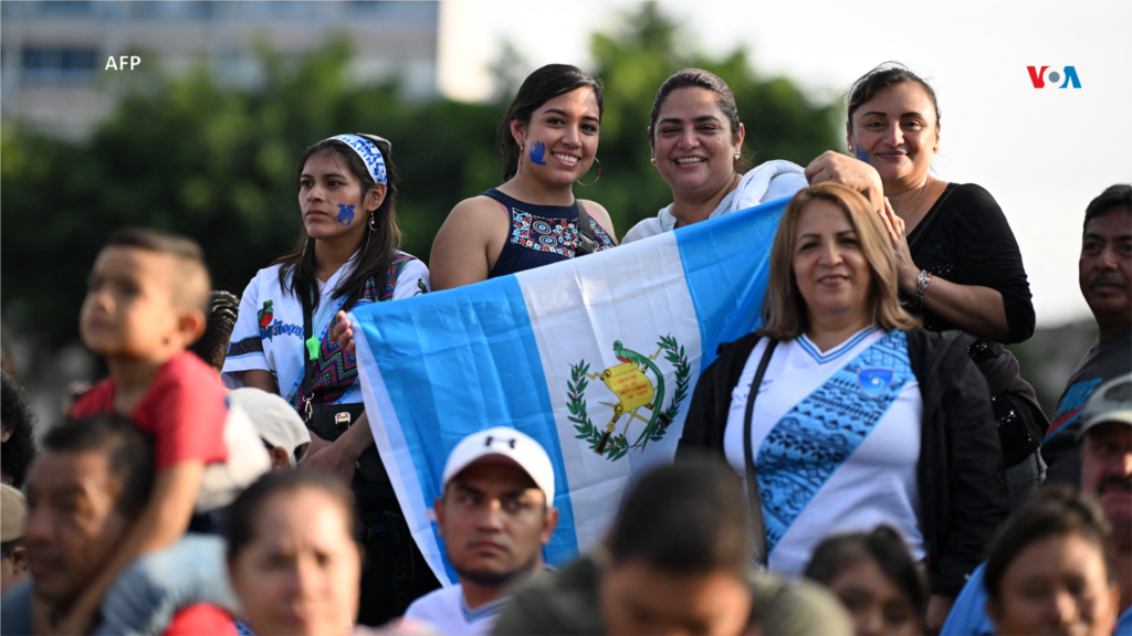 La gente participa en las celebraciones para conmemorar el aniversario número 203 de la independencia de Guatemala, en Ciudad de Guatemala.