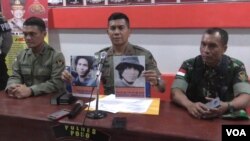 Brigjen Rudi Sufahriadi memberikan keterangan pers di Mapolres Poso terkait tewasnya seorang anggota kelompok teroris Santoso, Kamis 10/11 (VOA/Yoanes).