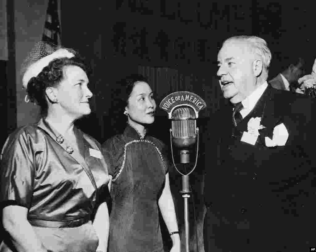 老照片回顾：美国之音中文广播70年