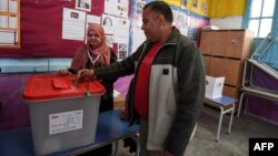 Un policier tunisien en civil vote aux élections municipales, à Tunis, le 29 avril 2018.