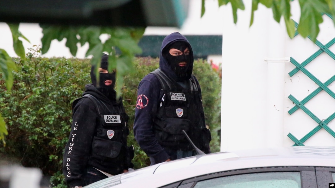 Polisi Perancis berjaga di luar sebuah vila selama operasi pencarian (5/11). Ascain, Perancis (foto: AP Photo)