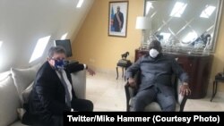 Président Félix Tshisekedi na masolo na ambassadeur ya Etats-Unis Mike Hammer na Kinshasa, RDC, 28 avril 2020. (Twitter/Mike Hammer)