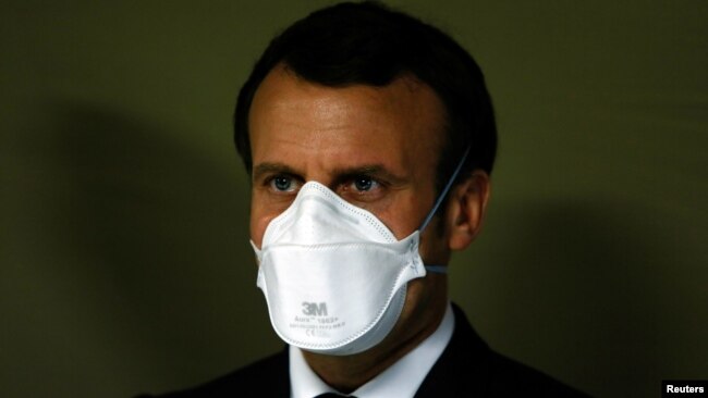 法国总统马克龙在疫情期间佩戴口罩。（2020年3月25日）