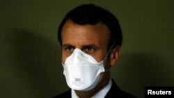 法國總统馬克龍戴上口罩醫院探訪新冠狀病毒患者.