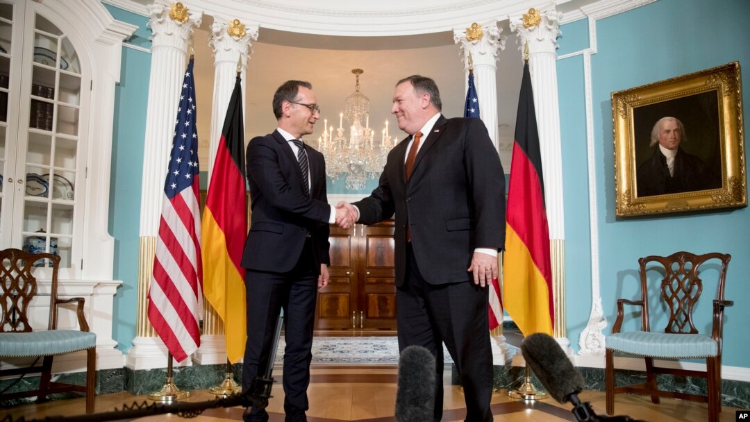 Umushikiranganji ajejwe imigenderanire w'Ubudagi i bubamfu, mugenzi we wa Amerika Mike Pompeo Iburyo