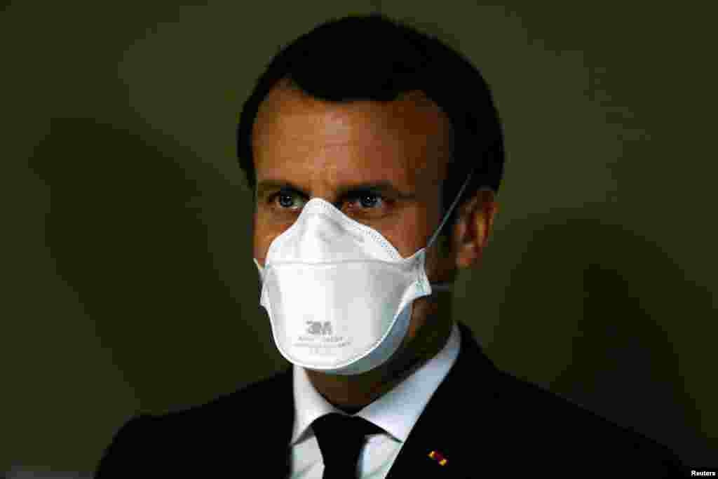 Francia: El presidente francés, Emmanuel Macron, usa una máscara facial durante su visita al hospital de campaña militar fuera del Hospital Emile Muller en Mulhouse, este de Francia. El gobierno francés decretó un estricto confinamiento para sus ciudadanos para detener el avance del coronavirus.