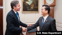 Ông Hà Kim Ngọc (phải) trong cuộc gặp với một quan chức ngoại giao Mỹ năm 2016.