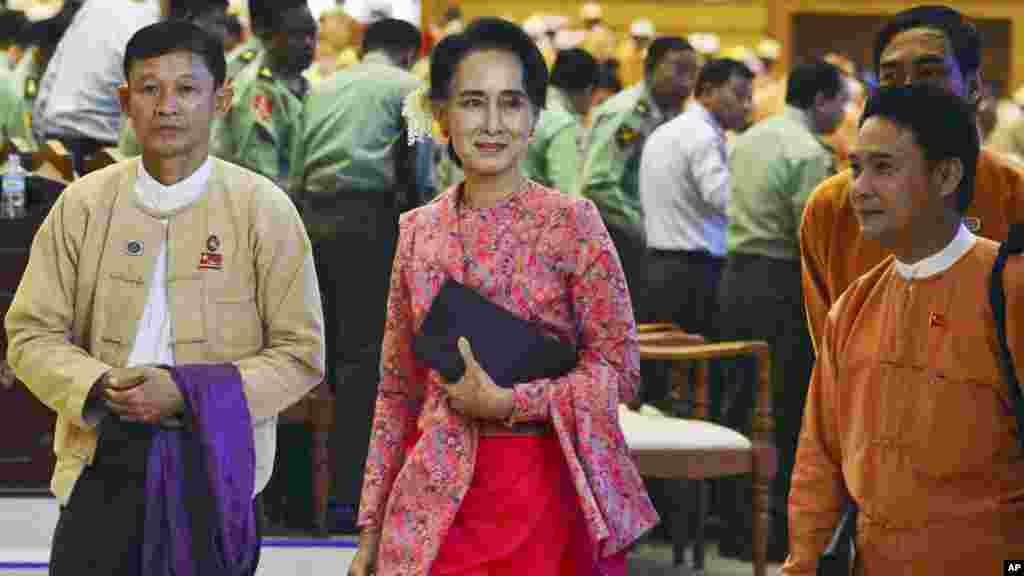 Shugabar jam&#39;iyyar rajin kare mulkin dimokaradiyya, Aung San Suu Kyi, tare da wasu &#39;yan majalissa daga jam&#39;iyyarta bayan taron.&nbsp; &nbsp;
