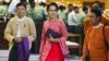 미얀마 새 의회가 출범한 1일 아웅산 수치 여사(가운데)와 민주주의민족동맹 소속 의원들이 하원 정기회기를 참석한 후 의사당 건물을 떠나고 있다.