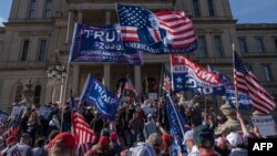 Başkan Donald Trump'ın destekçileri, Joe Biden'ın 3 Kasım başkanlık seçiminin galibi olarak ilan edildiği 7 Kasım günü Michigan eyaletinin başkenti Lansing'deki Eyalet Meclisi önünde gösteri düzenledi.