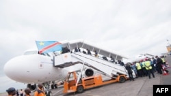 Des passagers embarquent dans un avion à l’aéroport international de N’Djili à Kinshasa, RDC, 9 octobre 2015.