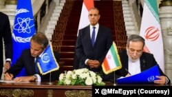 عباس عراقچی، وزیر خارجه ایران و رافایل گروسی، رییس اداره بین المللی انرژی اتمی حین امضای توافق از سرگیری مذاکرات