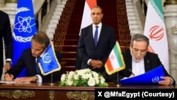 ایران د بهرنیو چارو وزیر، عباس عراقچي او د اټومي انرژۍ د نړېوالې ادارې مشر، رافایل ګروسي 