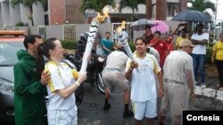 Leonaldo Ferreira no revezamento da tocha olímpica em João Pessoa, Paraíba, Brasil.