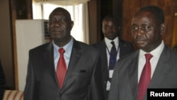 Michel Am-Nondokro Djotodia (L), umukuru w'urunani Seleka rurwanya ubutegetsii mu gihugu ca Republika ya Centre Afrika of Central African, ari kumwe na President Francois Bozize (R) igihe c'ibiganiro vy'amahoro n'intunwa za reta hamwe n'abagwanya ubutegetsi , I Libreville mu gihugu ca Gabon.