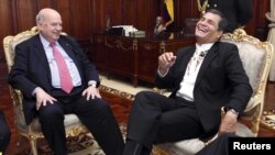 El presidente ecuatoriano Rafael Correa ríe con el secretario general de la OEA, José Miguel Insulza, durante su reunión en el Palacio Carondelet, en Quito.