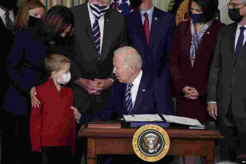 جو بایدن رئیس جمهوری ایالات متحده در حاشیه مراسم امضای قانونی که از پلیس و سایر نیروهای امدادی محافظت بیشتری می&zwnj;کند، با فرزند یک افسر کشته شده گفتگو می&zwnj;کند. &nbsp;