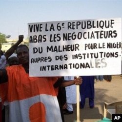 Thusands of people march in Niamey to back Niger's President Mamadou Tandja, who has obtained an extension of his mandate in defiance of his foes and by flouting the international community, 15 Dec. 2009