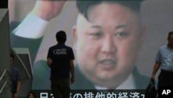 A TV news shows an image of North Korean leader Kim Jong Un while reporting North Korea's missile test which landed in the waters of Japan's economic zone in Tokyo, July 4, 2017. 