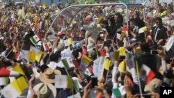 Warga antusias menyambut Paus Fransiskus di sebuah lapangan terbuka di kota Ecatepec, pinggiran ibukota Mexico City, Minggu (14/2).