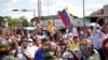 Partidarios del gobernador electo del estado de Barinas, Sergio Garrido, se reúnen frente a la sede del consejo electoral regional, rodeados por la Guardia Nacional, donde Garrido recibe su certificado ganador en Barinas, Venezuela, el lunes 10 de enero de 2022.