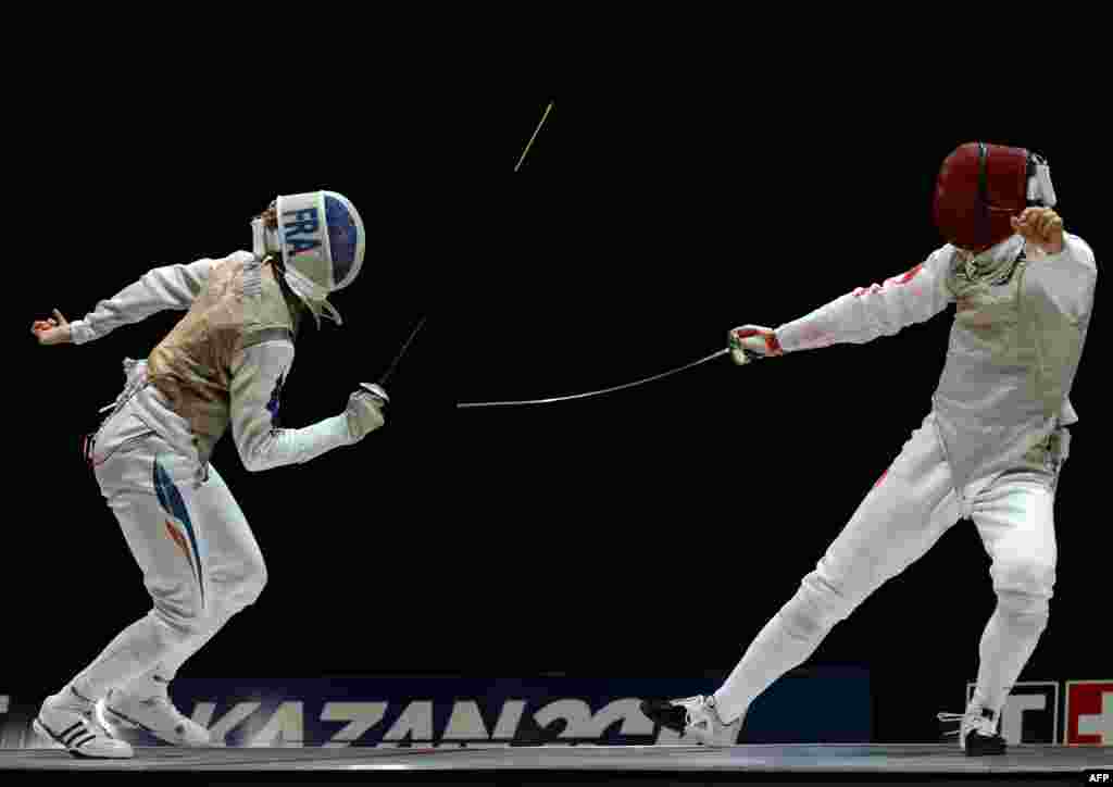 Julien Mertine of France (L) competes against Jianfei Ma of China during the men&#39;s team foil final at the 2014 World Fencing Championships in Kazan, Russia, July 22, 2014.