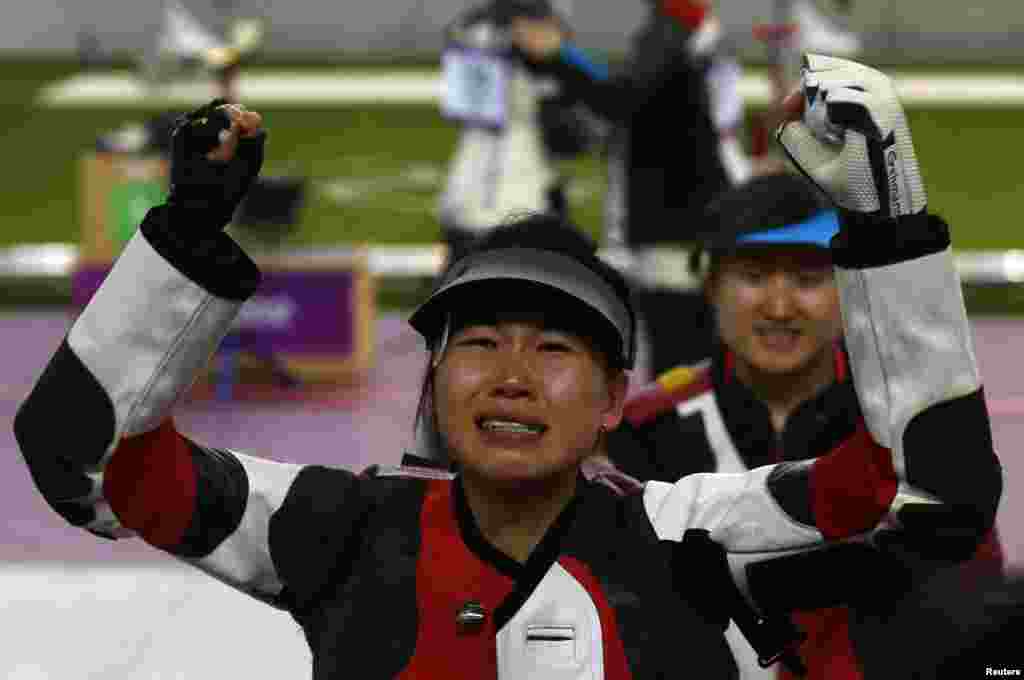 Reaksi atlet Tiongkok Yi Siling setelah menang dalam final kompetisi senapan angin kelas 10 meter perempuan.