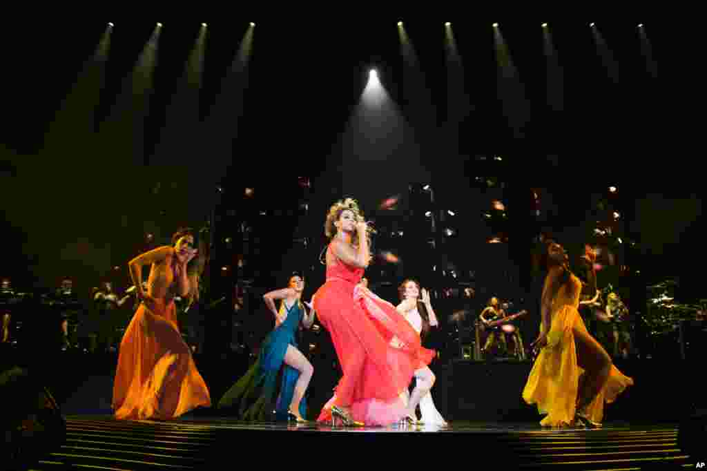 Penyanyi AS, Beyonce (gaun merah) saat tampil dalam konser di kota Sydney, Australia. 