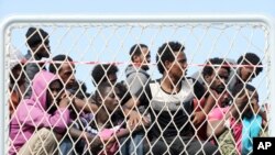 Migranti čekaju na iskrcavanje u italijanskoj luci Salernu