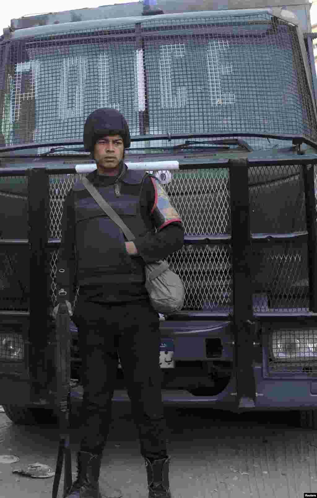 A riot police officer stands guard in front of an appeals court in Cairo, Jan. 1, 2015.&nbsp;